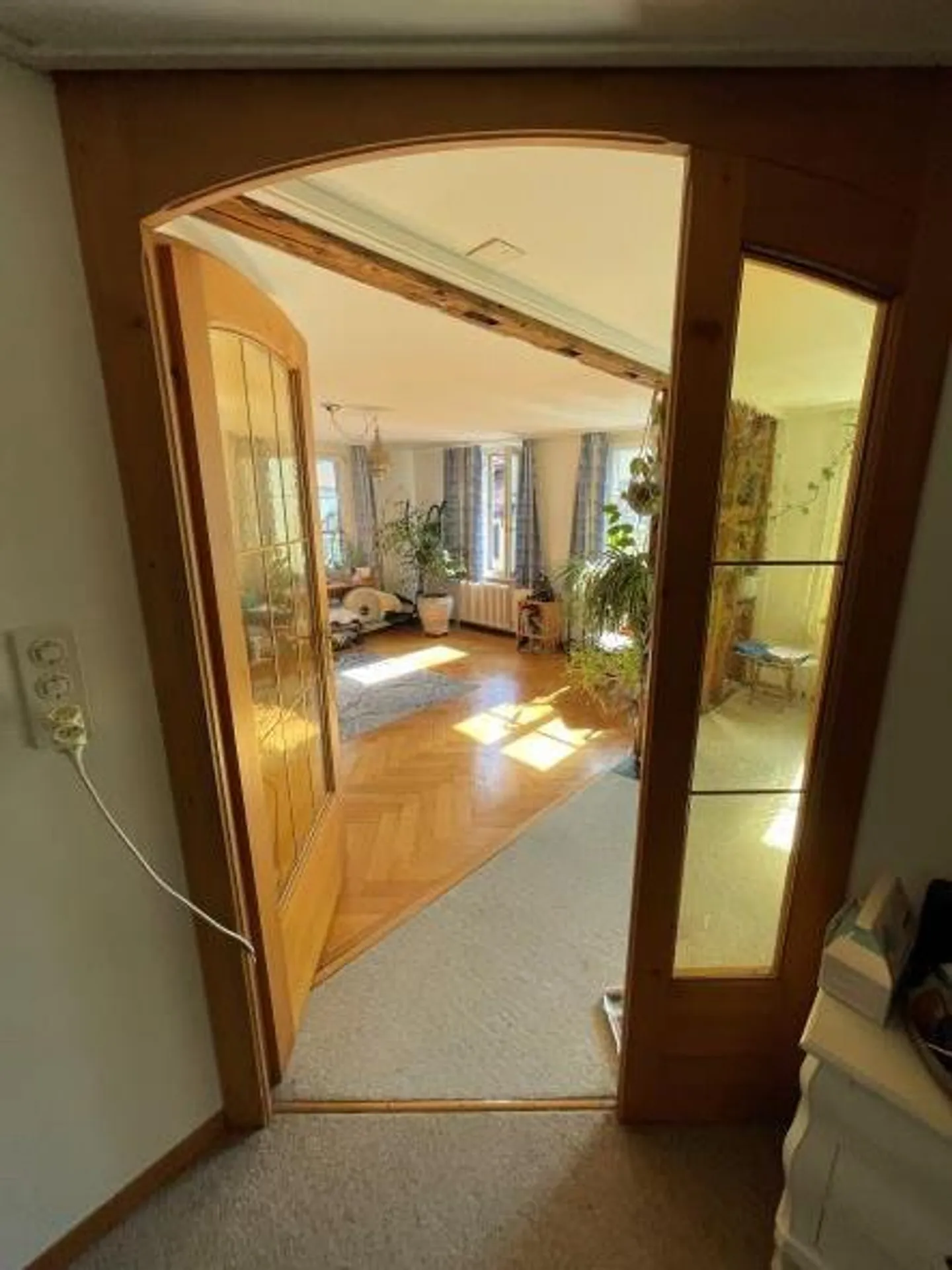 Charmante 4.5 Zimmer-Wohnung mit wunderschöner Terrasse im Innenhof - Foto 3 von 7