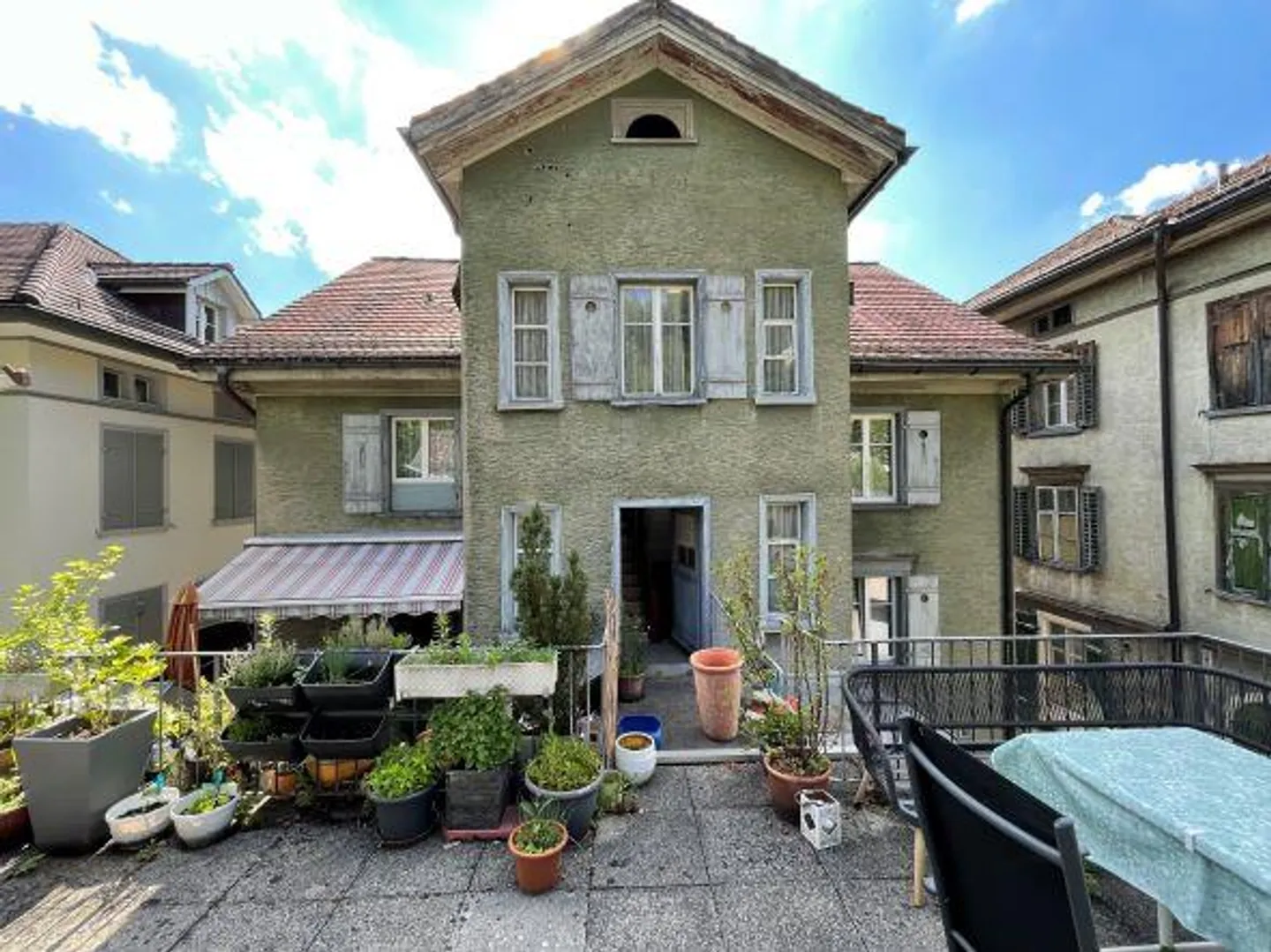 Charmante 4.5 Zimmer-Wohnung mit wunderschöner Terrasse im Innenhof - Foto 5 von 7