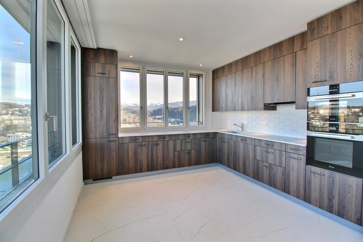 Attico con 4,5 stanze e vista libera! - Foto 1 di 10