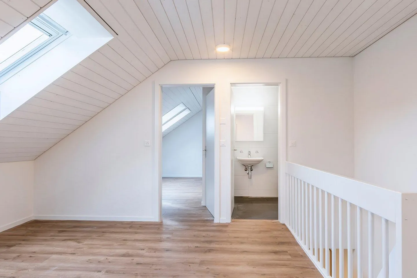 4.5-Room Duplex Apartment in the Center of Laupen - Photo 8 of 10