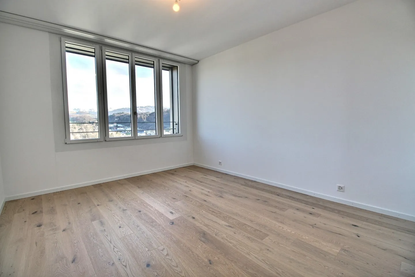 Attico con 4,5 stanze e vista libera! - Foto 3 di 10