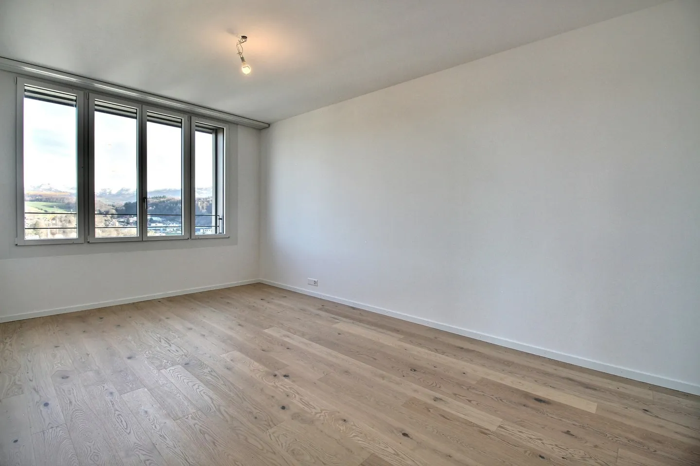 Attico con 4,5 stanze e vista libera! - Foto 7 di 10