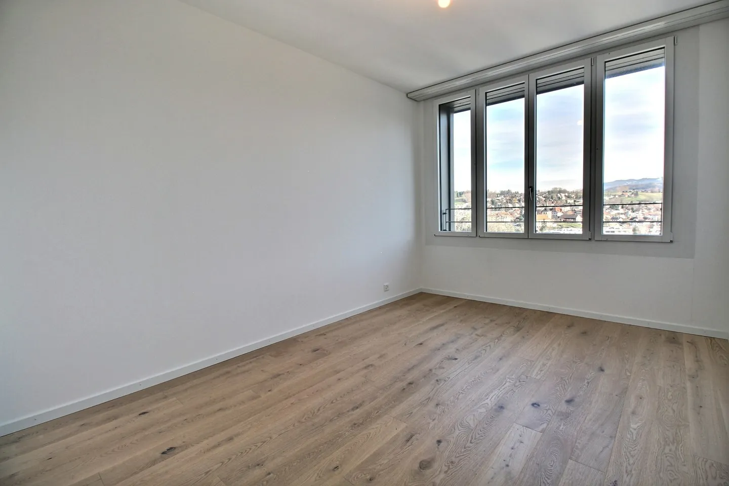 Attico con 4,5 stanze e vista libera! - Foto 8 di 10