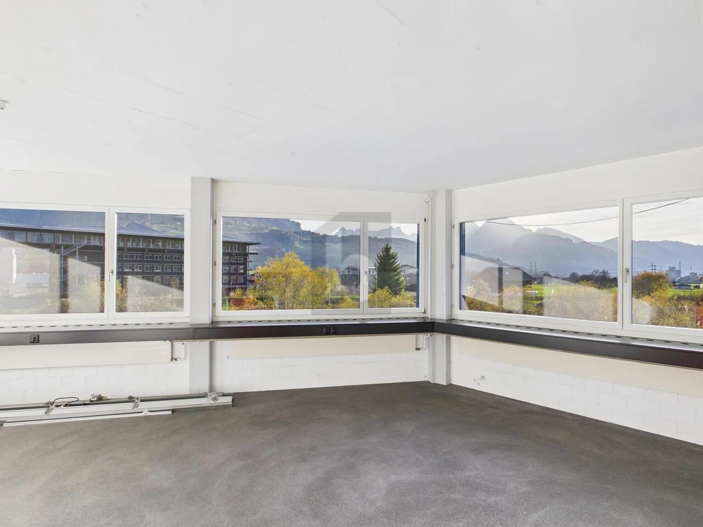 SUCCESS BEGINS WITH THE RIGHT LOCATION! - Photo 4 of 6