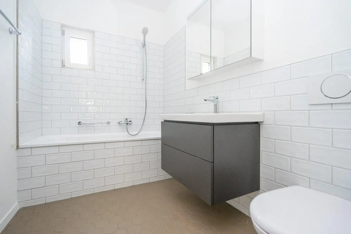 Appartamento ristrutturato con patio - Foto 3 di 5