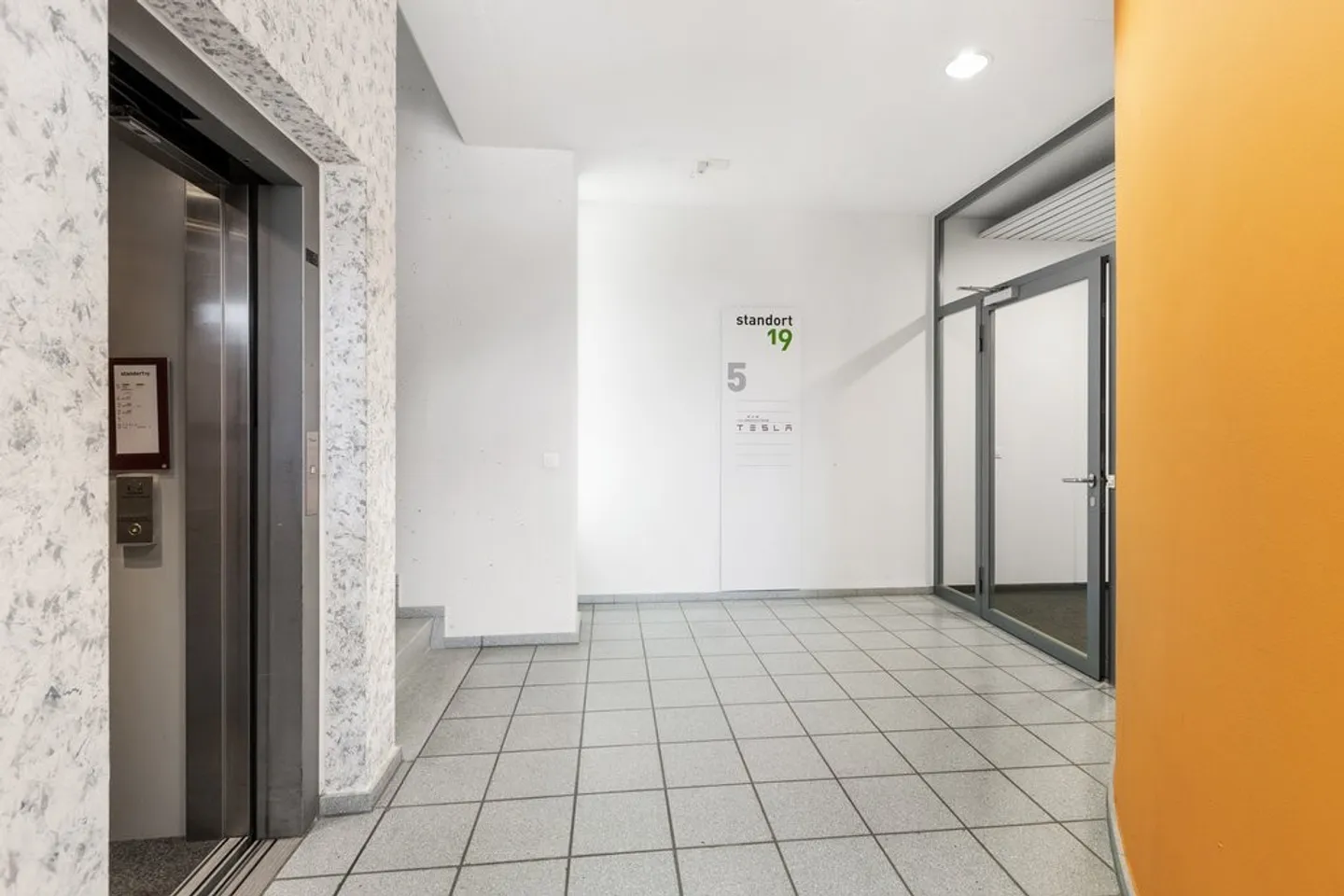 Office space for rent - Photo 1 of 5