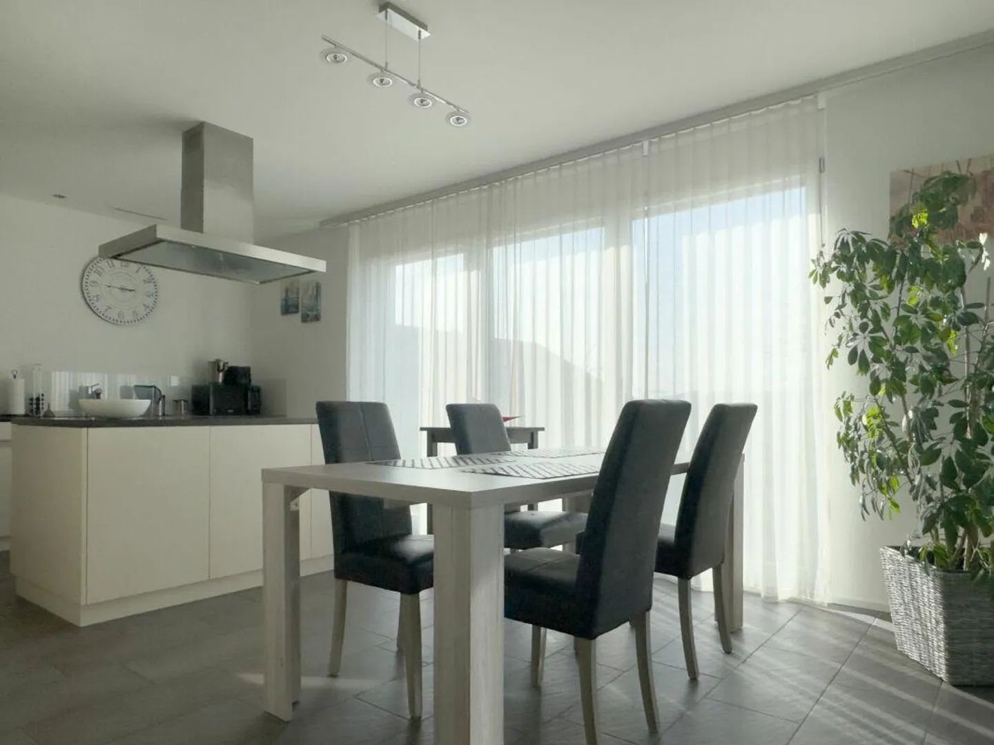 Moderne Wohnung mit Loggia - Foto 3 von 18