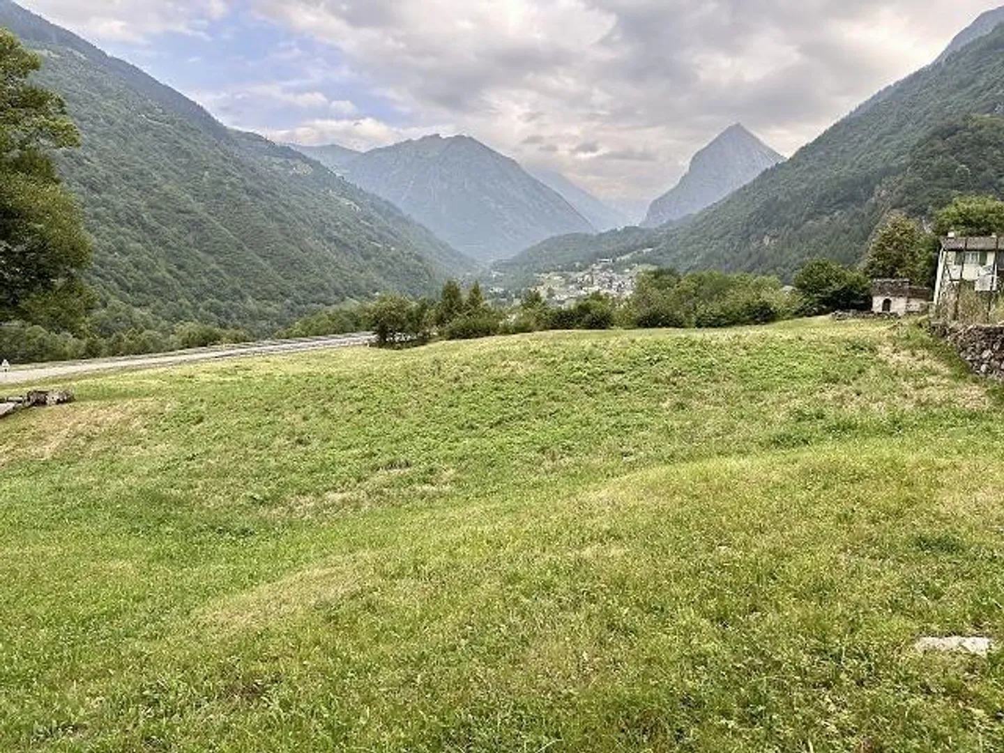 Bauland mit Rustico von 2085 m2 Fläche an sonniger Aussichtslage - Foto 1 von 11