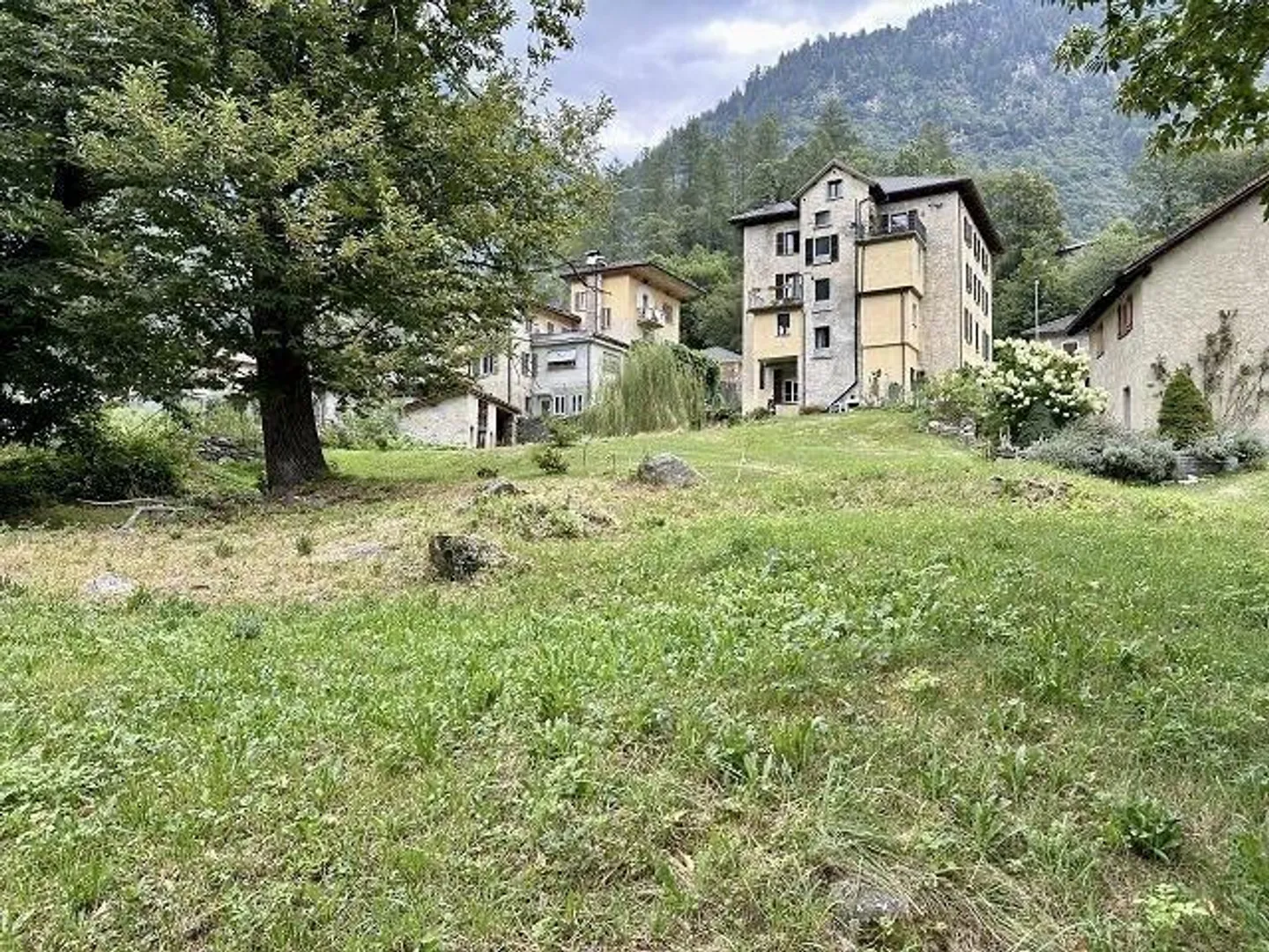 Bauland mit Rustico von 2085 m2 Fläche an sonniger Aussichtslage - Foto 2 von 11