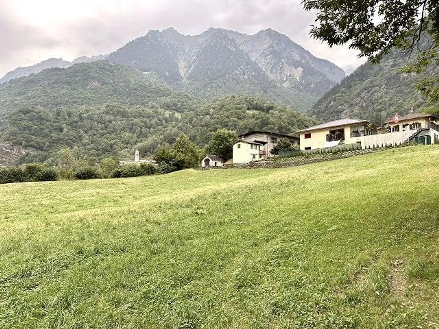 Bauland mit Rustico von 2085 m2 Fläche an sonniger Aussichtslage - Foto 6 von 11