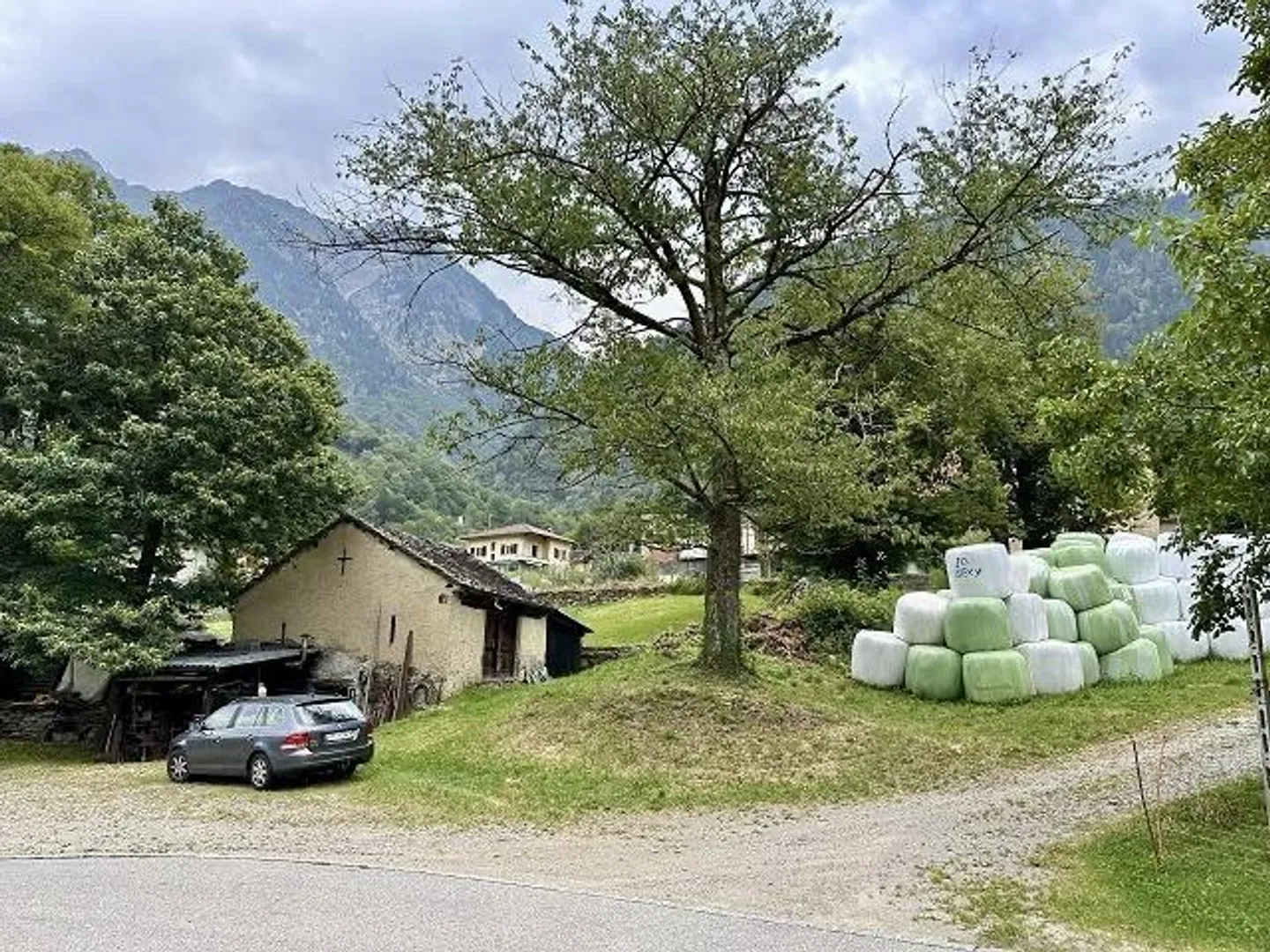 Bauland mit Rustico von 2085 m2 Fläche an sonniger Aussichtslage - Foto 7 von 11