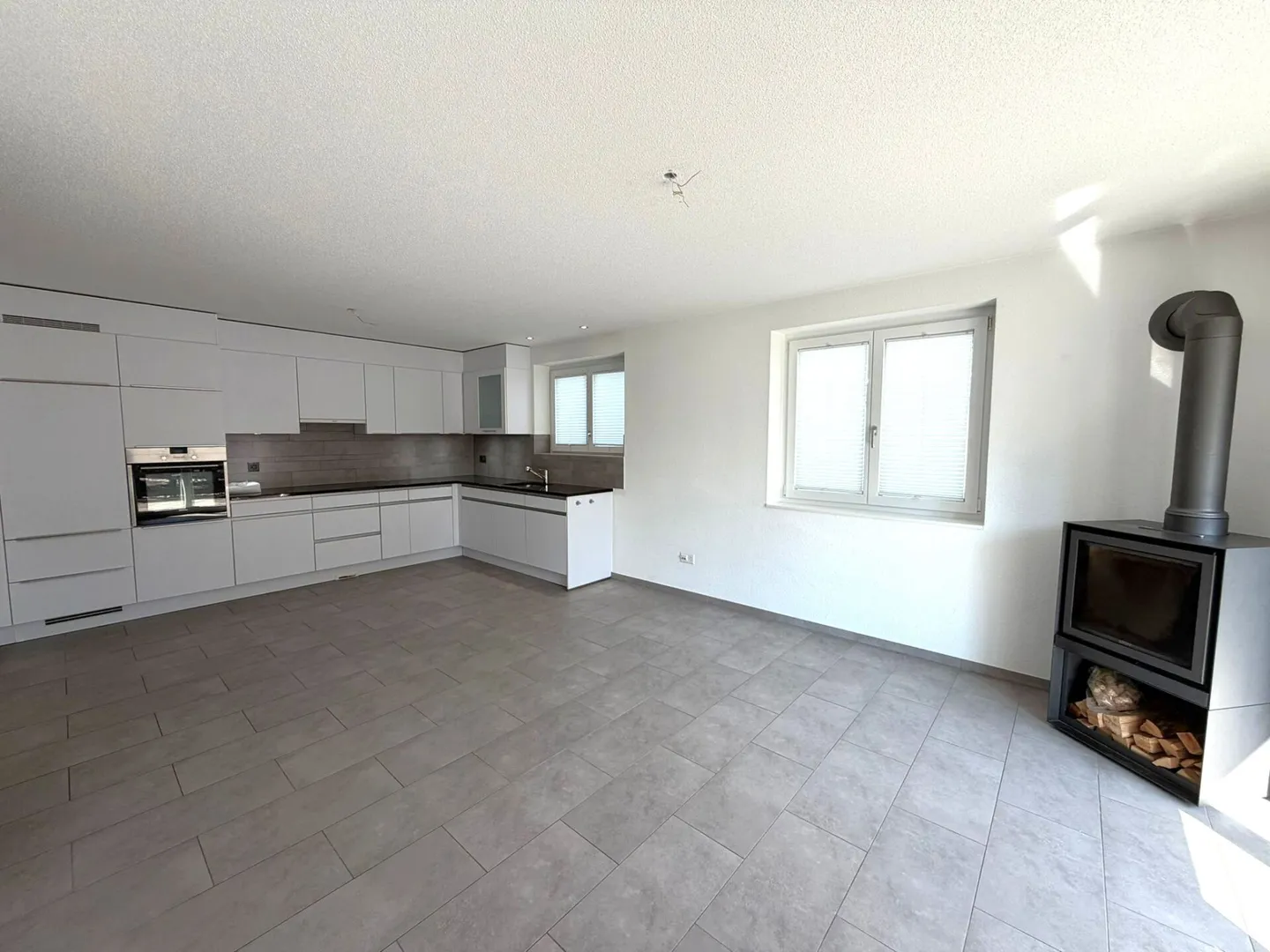 Appartement moderne avec terrasse - Photo 2 sur 7