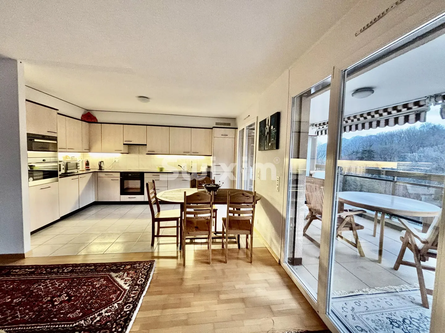 Luminoso appartamento 4.5 locali - Foto 2 di 11