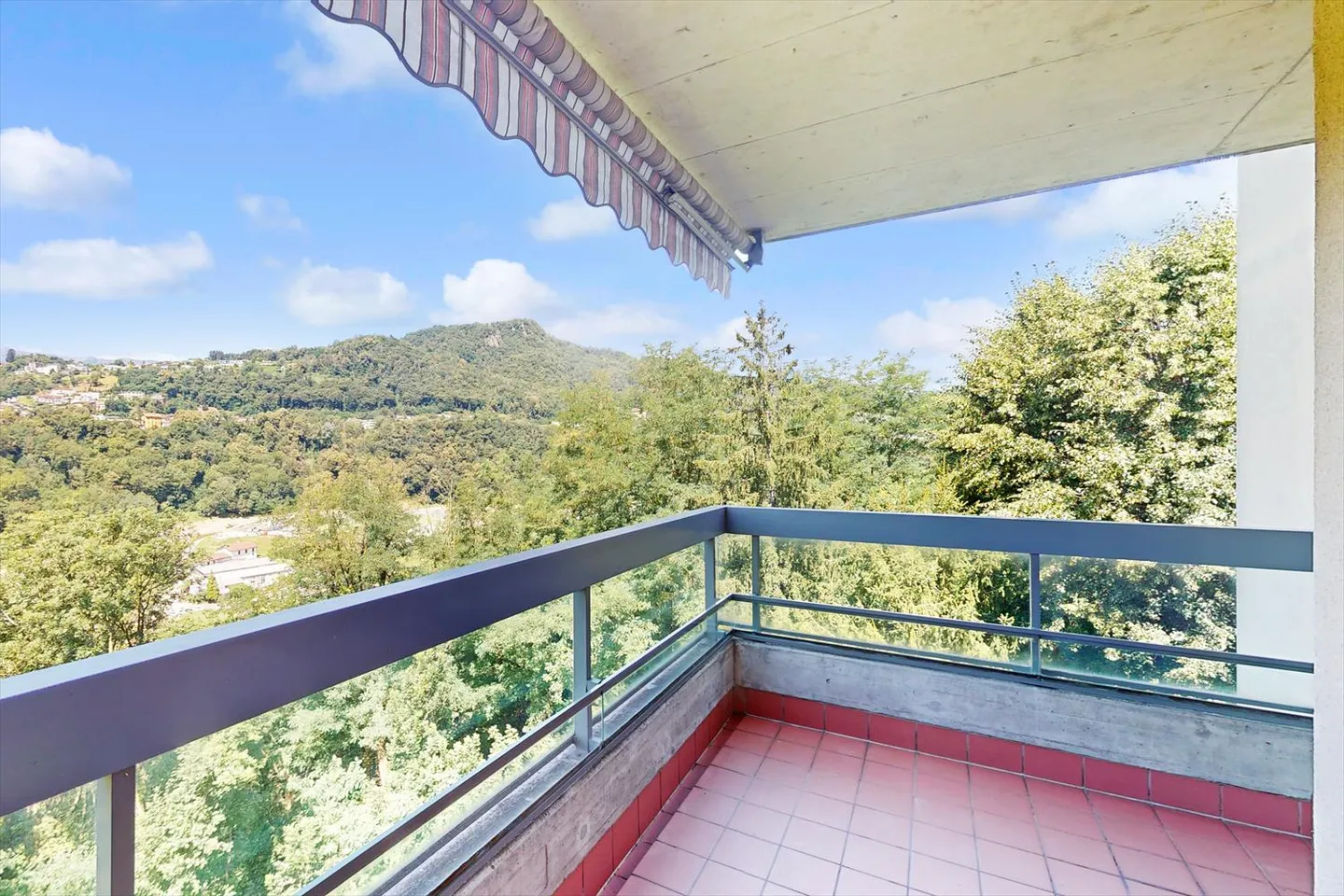 À quelques pas de la ville Appartement de 2,5 pièces immergé dans la verdure - Photo 2 sur 5