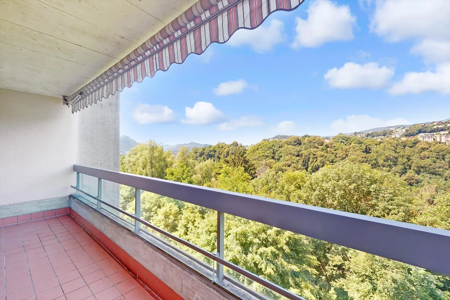 À quelques pas de la ville Appartement de 2,5 pièces immergé dans la verdure - Photo 3 sur 5