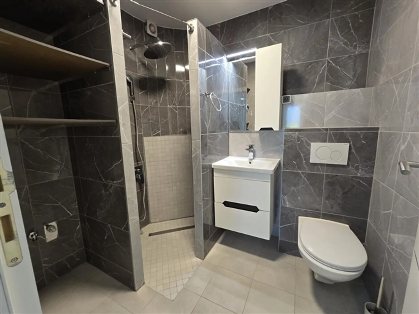 Garden Level 4.5 Rooms with Unique Character Parking Included - Photo 5 of 7