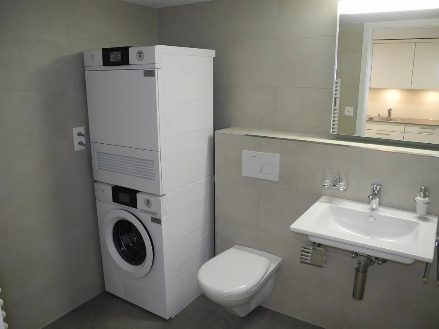Appartamento moderno con 4 camere vicino alla riva del lago - Foto 2 di 9