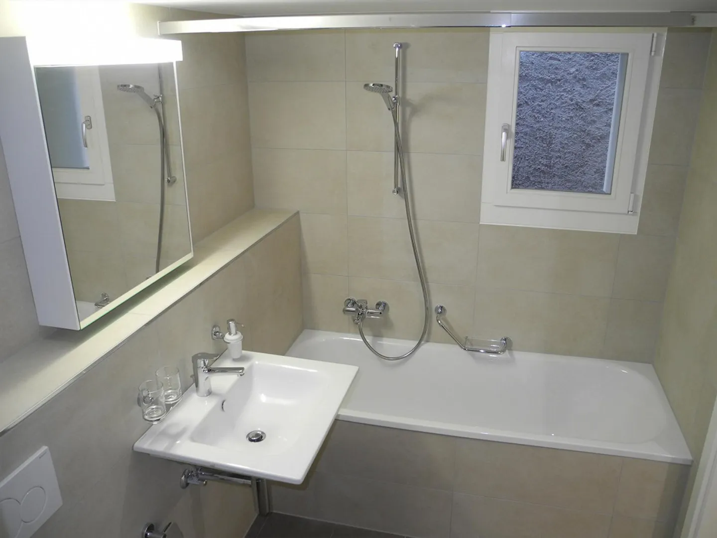 Appartamento moderno con 4 camere vicino alla riva del lago - Foto 3 di 9