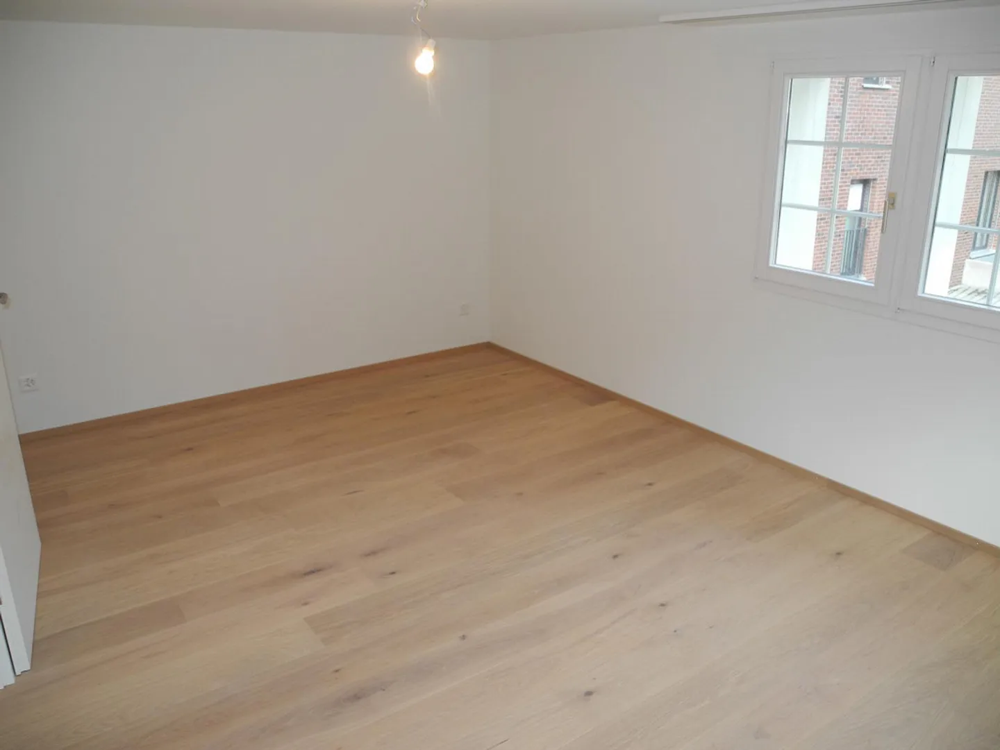 Appartamento moderno con 4 camere vicino alla riva del lago - Foto 6 di 9