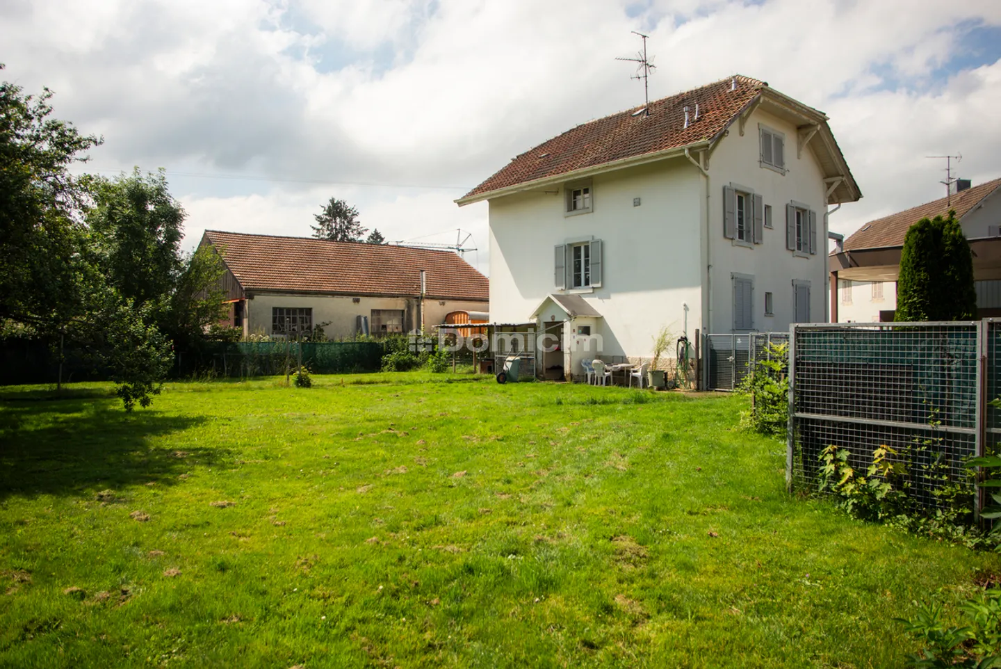 Casa da ristrutturare su grande terreno con garage - Foto 1 di 12