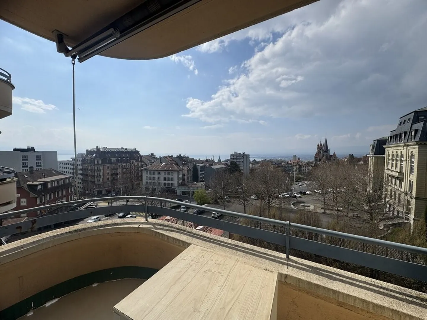 Magnificent and spacious 1-room apartment - Photo 5 of 5