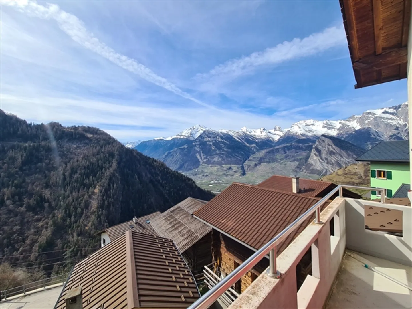 Bella casa con due appartamenti + grande officina e autentico Raccard - Foto 3 di 6