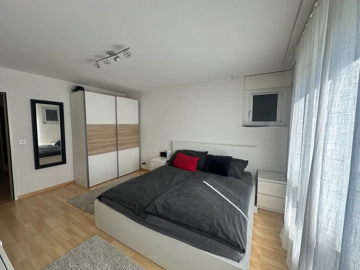 Appartamento moderno con balcone - Foto 3 di 10
