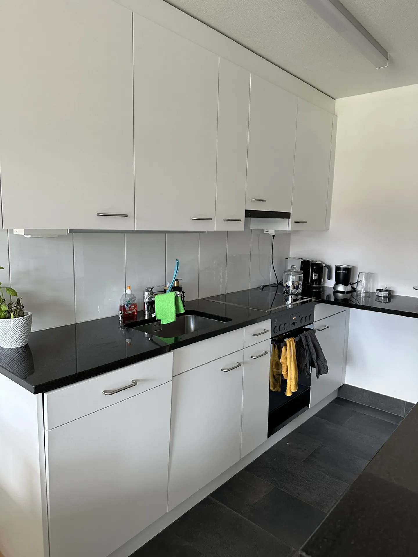 Appartamento moderno con balcone - Foto 4 di 10