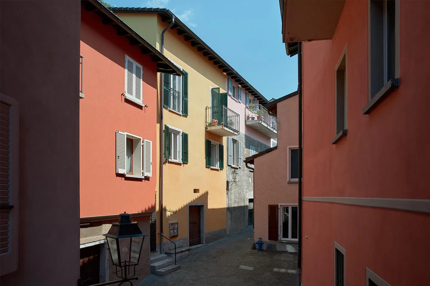 Casa plurifamiliare con tre appartamenti a Melide - Foto 3 von 11
