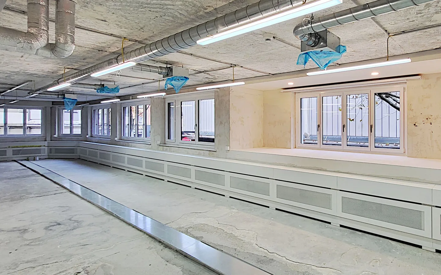 Spazi per uffici centrali - parzialmente ristrutturati con opzione di completamento! - Foto 2 di 12
