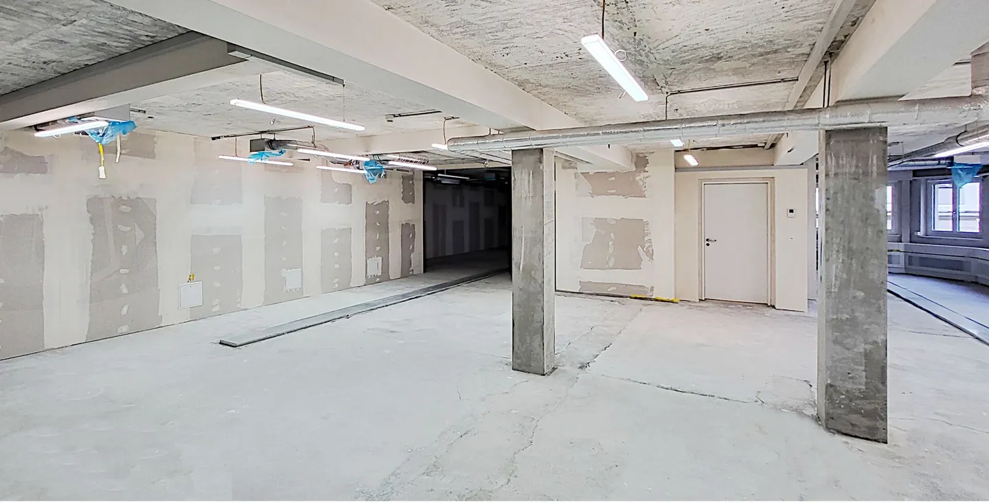 Spazi per uffici centrali - parzialmente ristrutturati con opzione di completamento! - Foto 3 di 12
