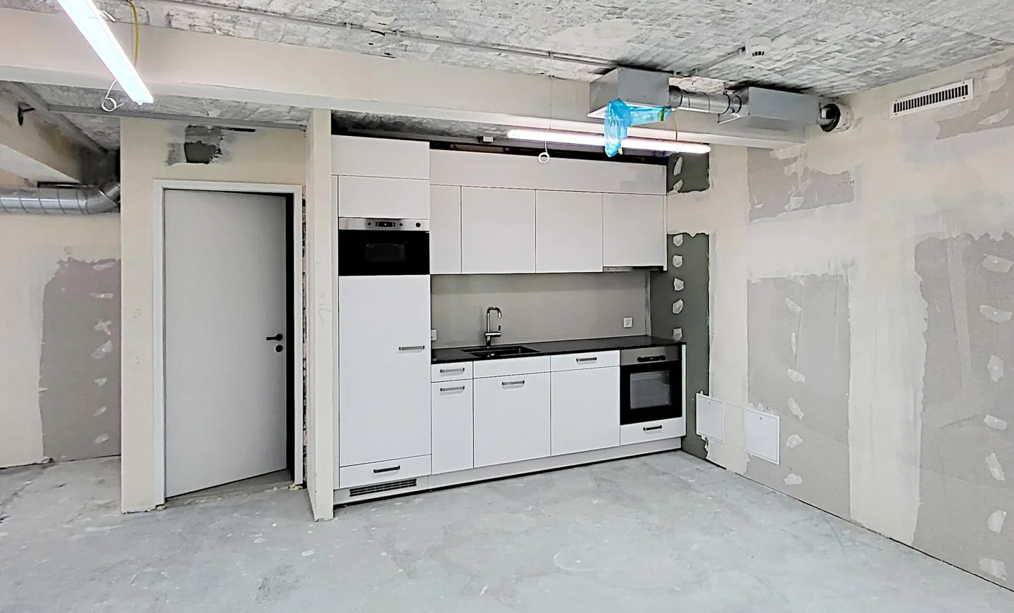 Spazi per uffici centrali - parzialmente ristrutturati con opzione di completamento! - Foto 9 di 12