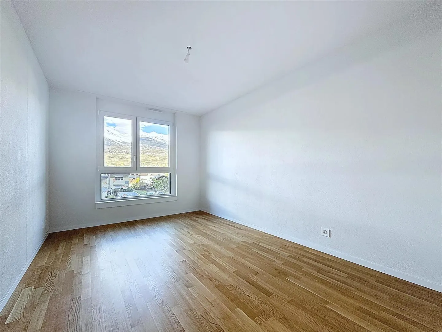 For rent beautiful 2.5 room apartments in Bramois - Photo 2 of 9