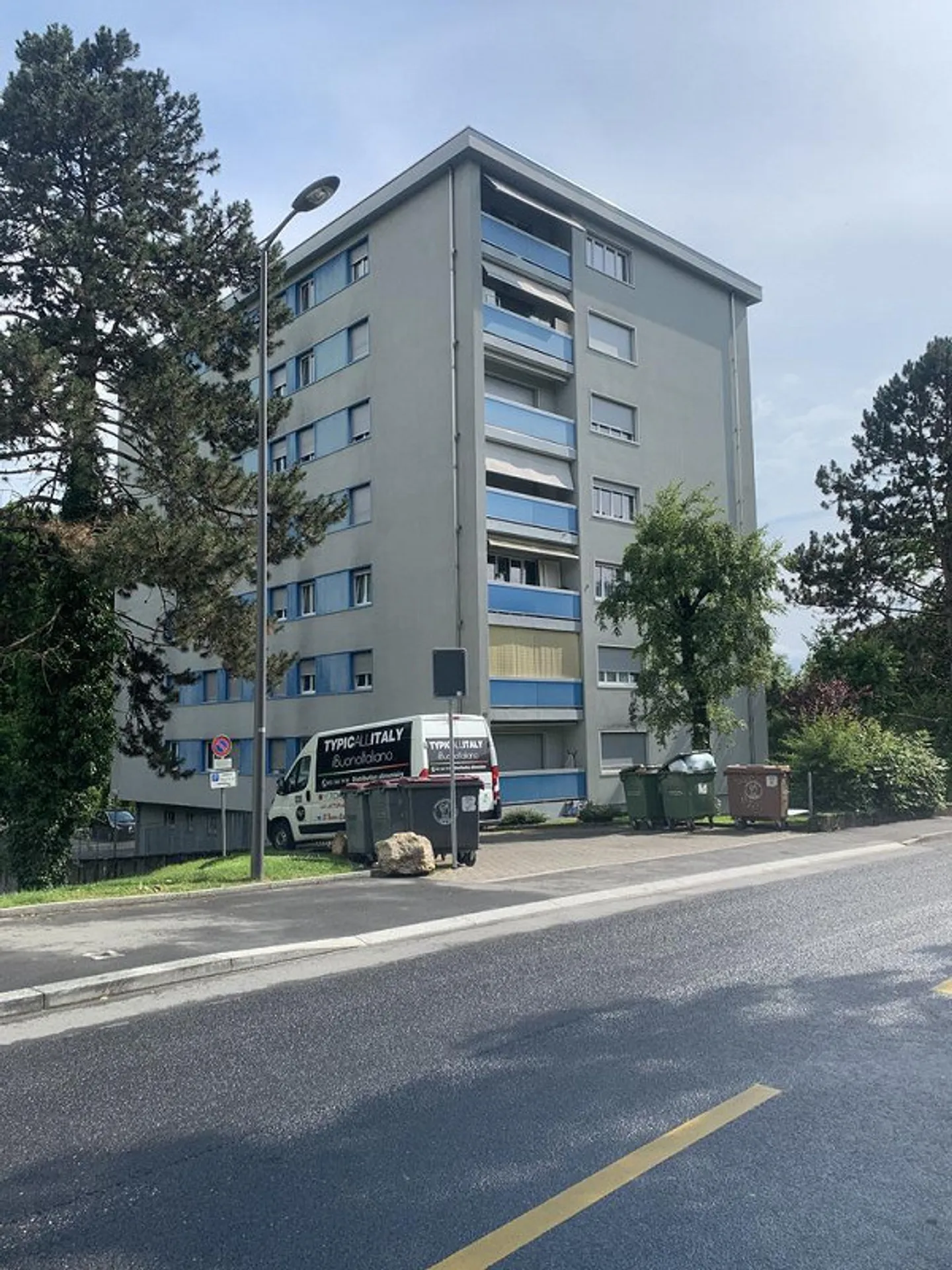 Place de parking dans la cour au centre de Chavannes - Photo 1 sur 1