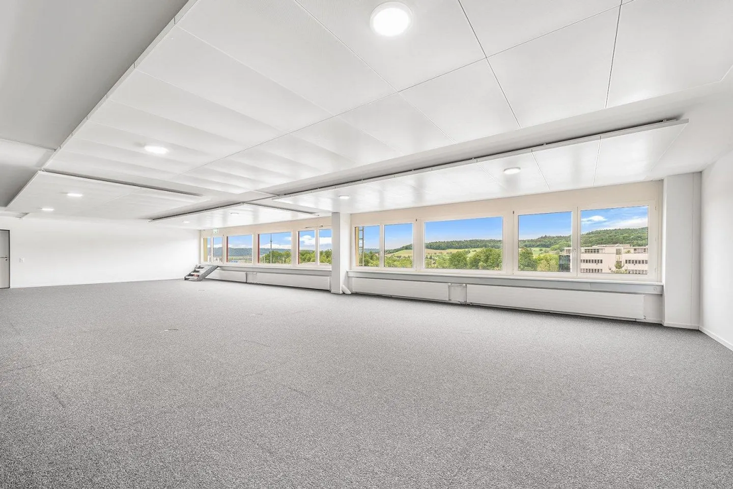 Vos locaux de bureau/commerciaux avec un agencement généreux ! - Photo 3 sur 8