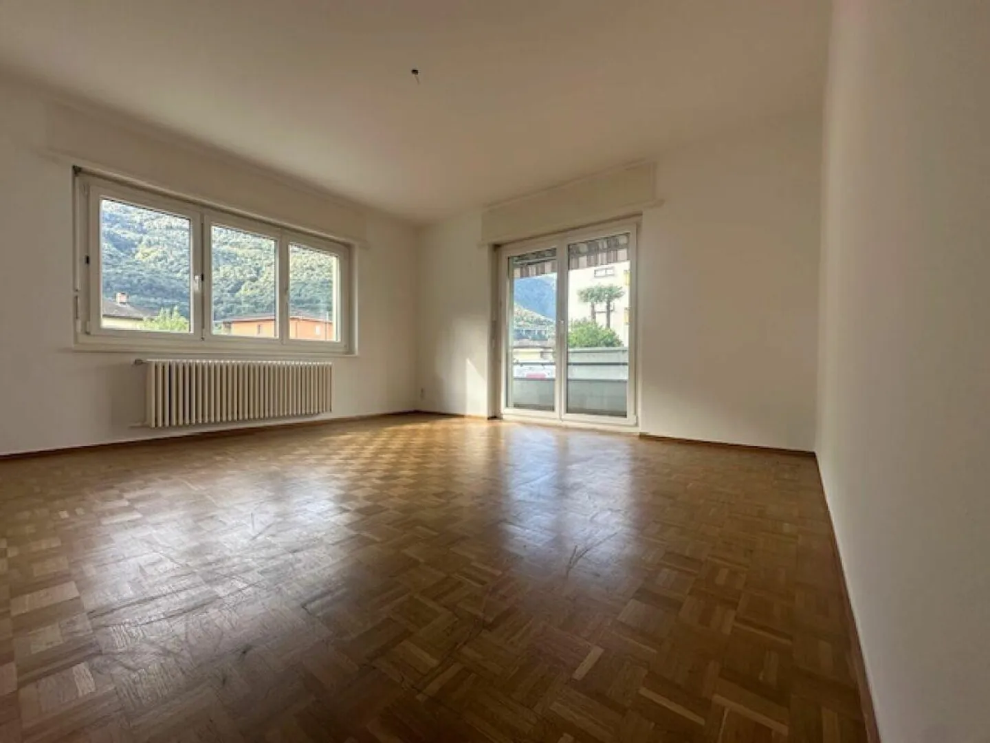 We are selling a spacious 3.5-room apartment on the ground floor - Photo 2 of 11