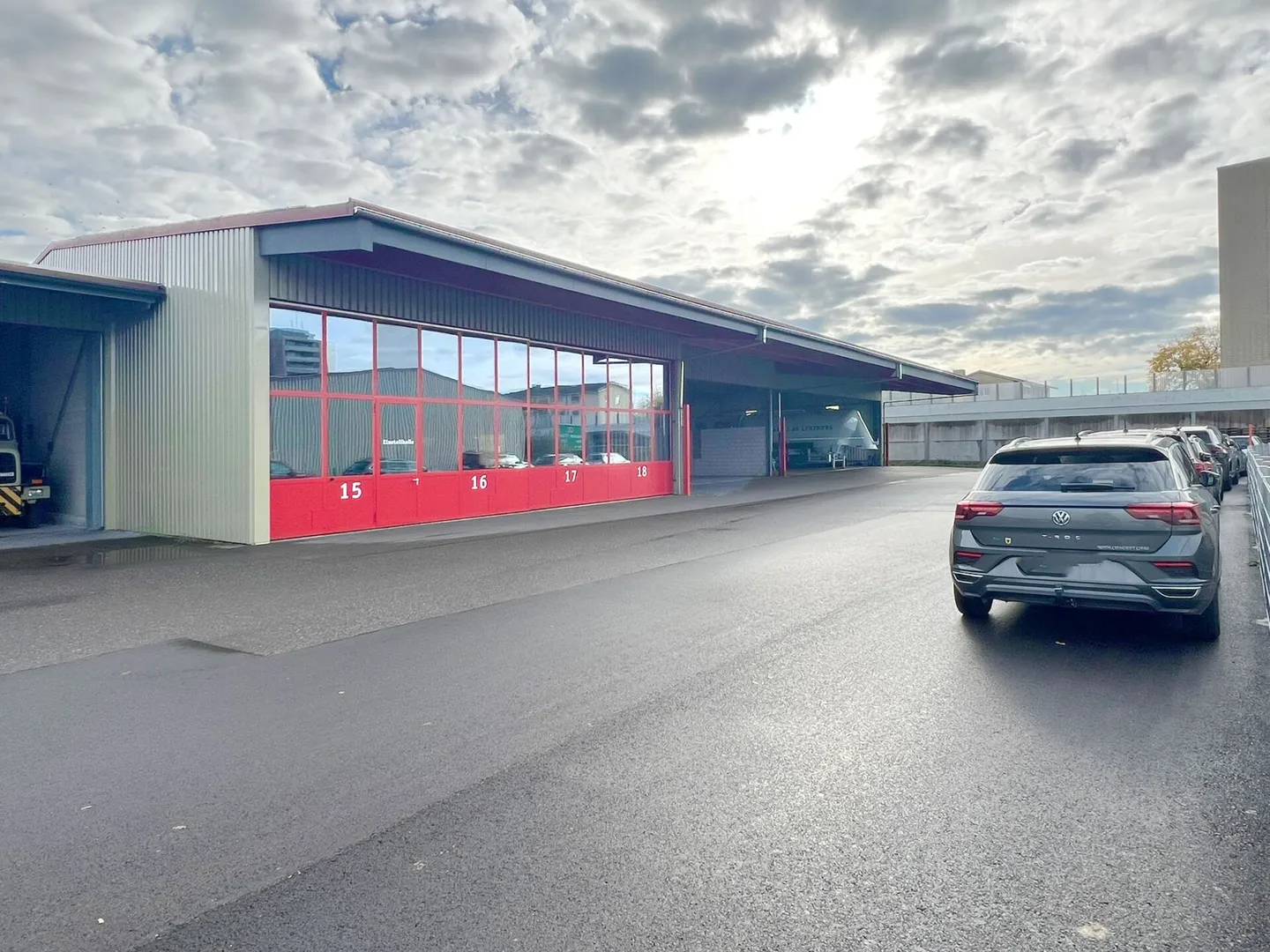 À louer : Hall de stockage et de stationnement - Photo 1 sur 8