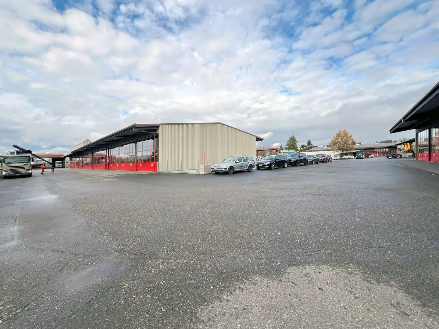 À louer : Hall de stockage et de stationnement - Photo 2 sur 8