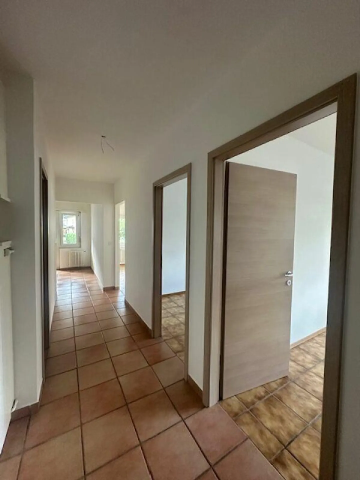 We are selling a spacious 3.5-room apartment on the ground floor - Photo 6 of 11