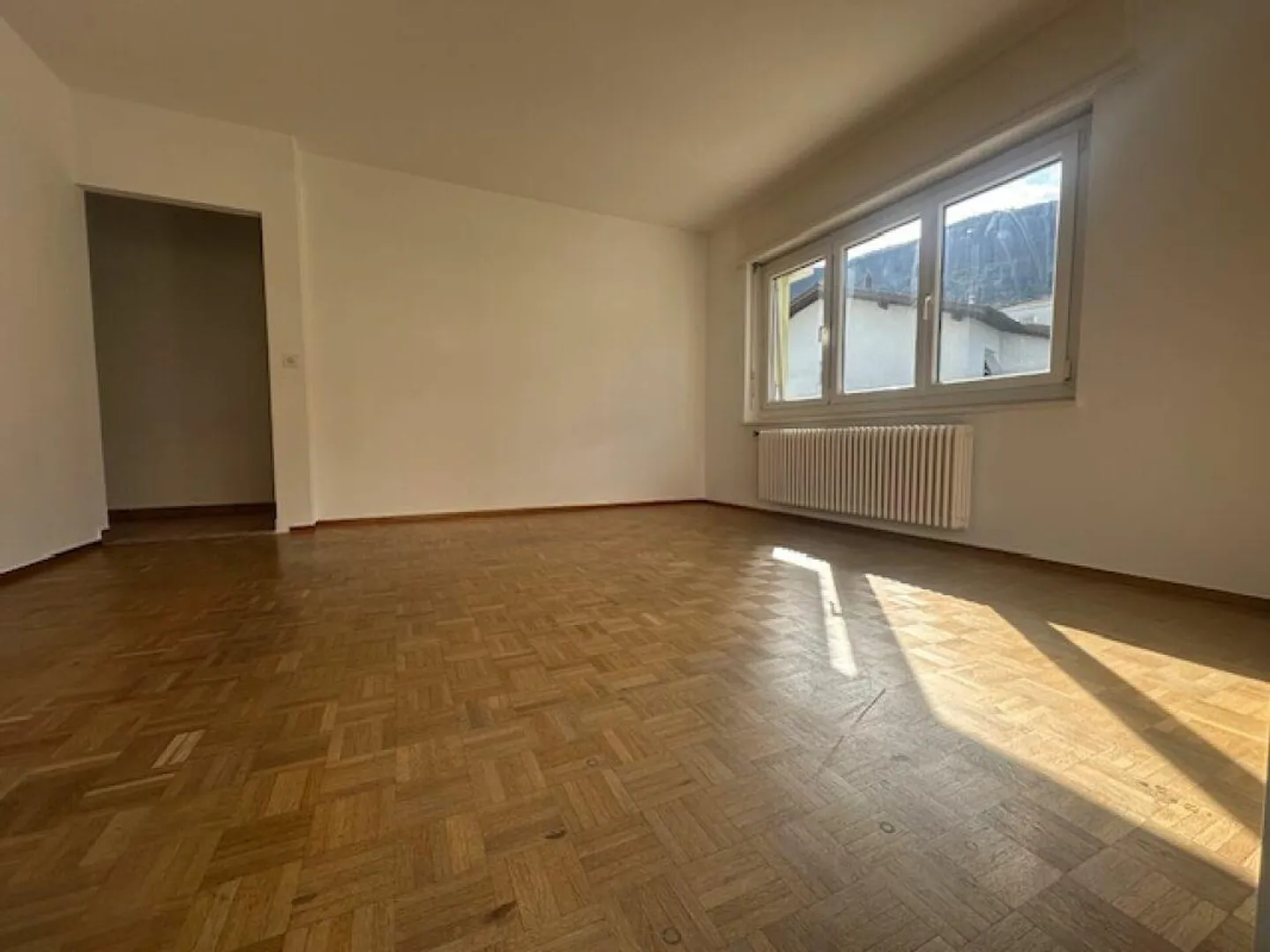 We are selling a spacious 3.5-room apartment on the ground floor - Photo 3 of 11