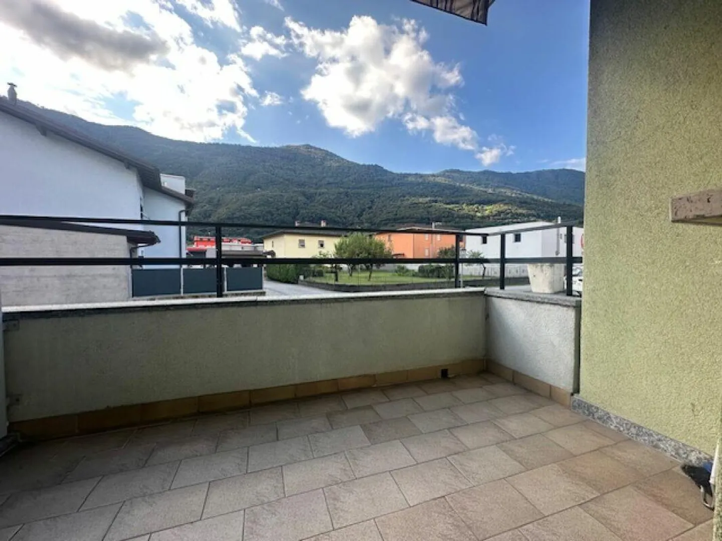 We are selling a spacious 3.5-room apartment on the ground floor - Photo 4 of 11