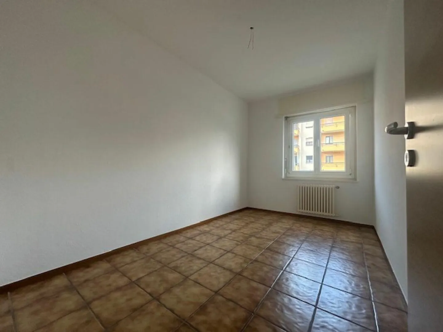 We are selling a spacious 3.5-room apartment on the ground floor - Photo 7 of 11