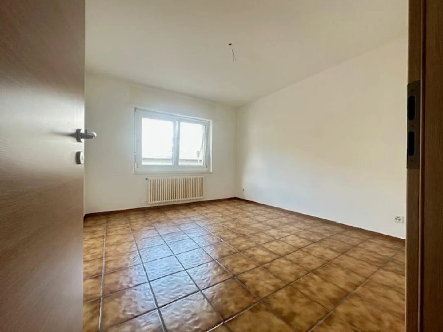 We are selling a spacious 3.5-room apartment on the ground floor - Photo 8 of 11