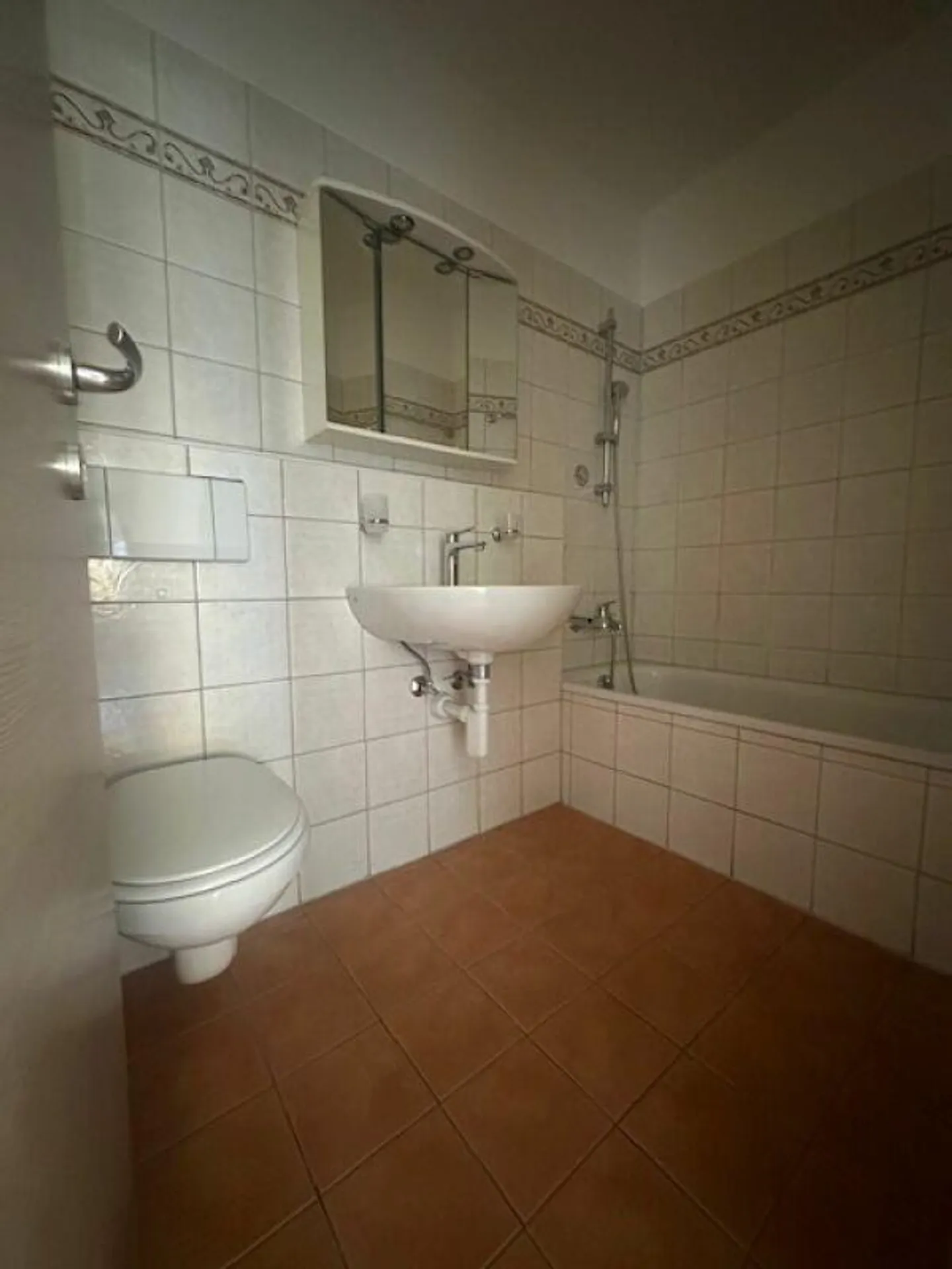 We are selling a spacious 3.5-room apartment on the ground floor - Photo 9 of 11