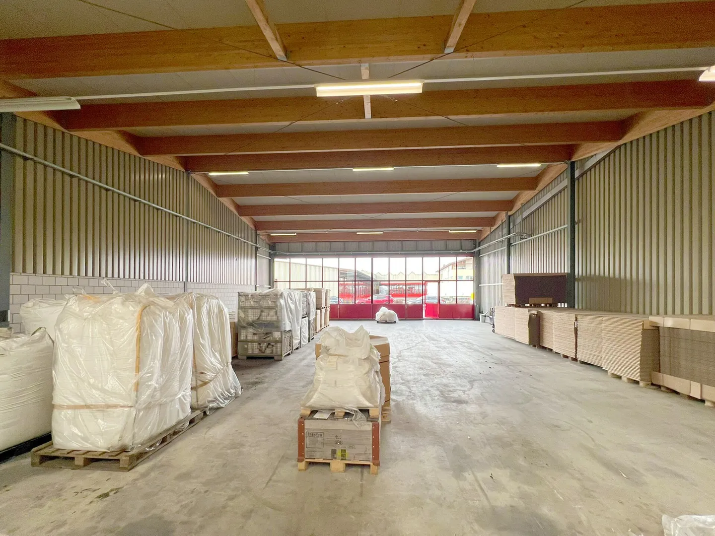 À louer : Hall de stockage et de stationnement - Photo 4 sur 8