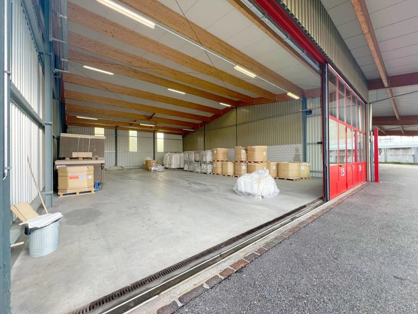 À louer : Hall de stockage et de stationnement - Photo 3 sur 8