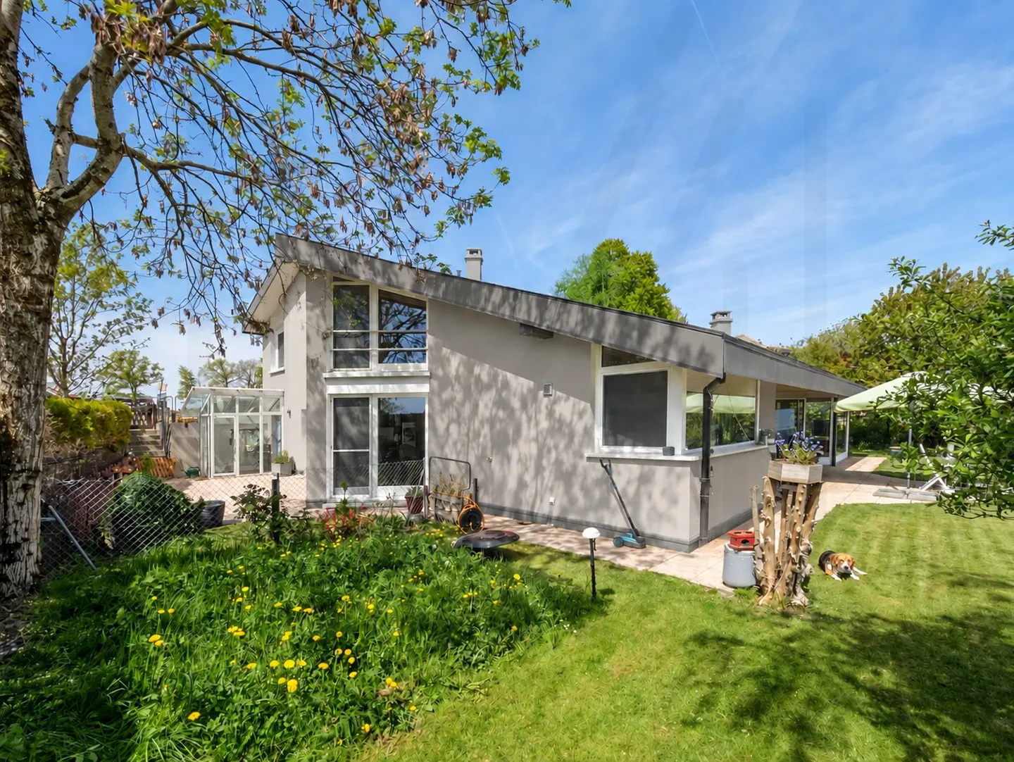 Wunderschönes modulares Architektenhaus, entworfen für eine oder zwei unabhängige Wohnungen. - Foto 1 von 19