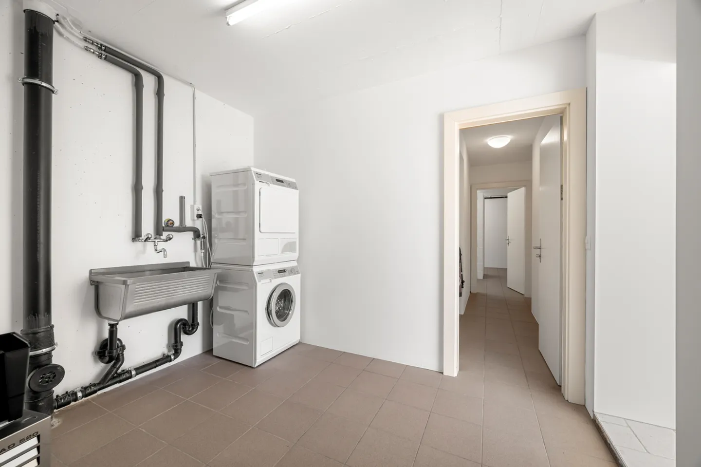 Villa mit zwei Wohnungen, Aufzug und Seeblick - Foto 11 von 14