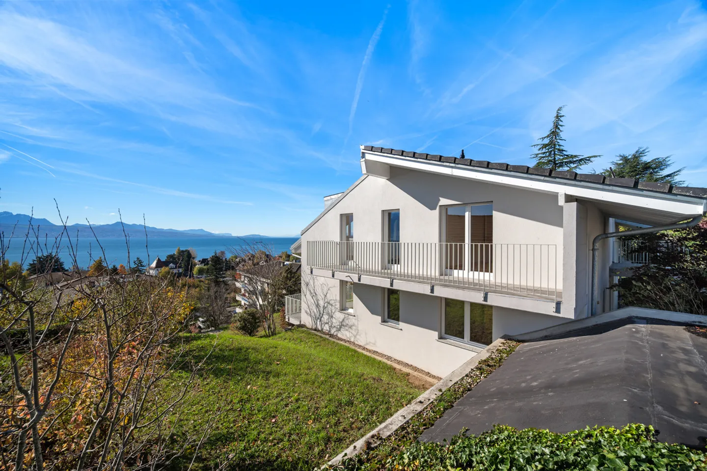 Villa mit zwei Wohnungen, Aufzug und Seeblick - Foto 2 von 14