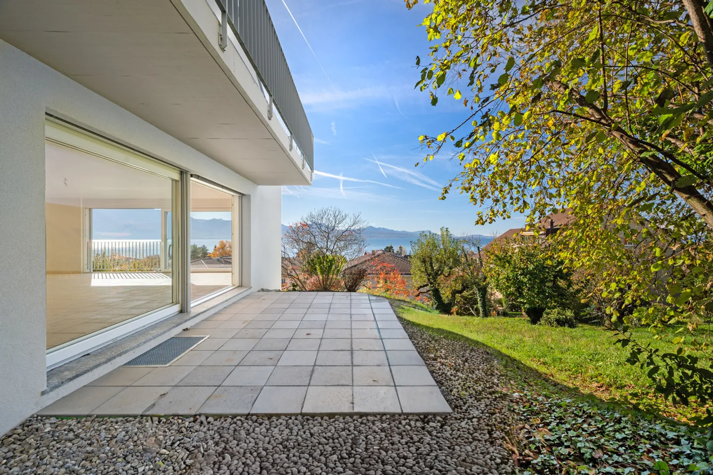 Villa mit zwei Wohnungen, Aufzug und Seeblick - Foto 3 von 14